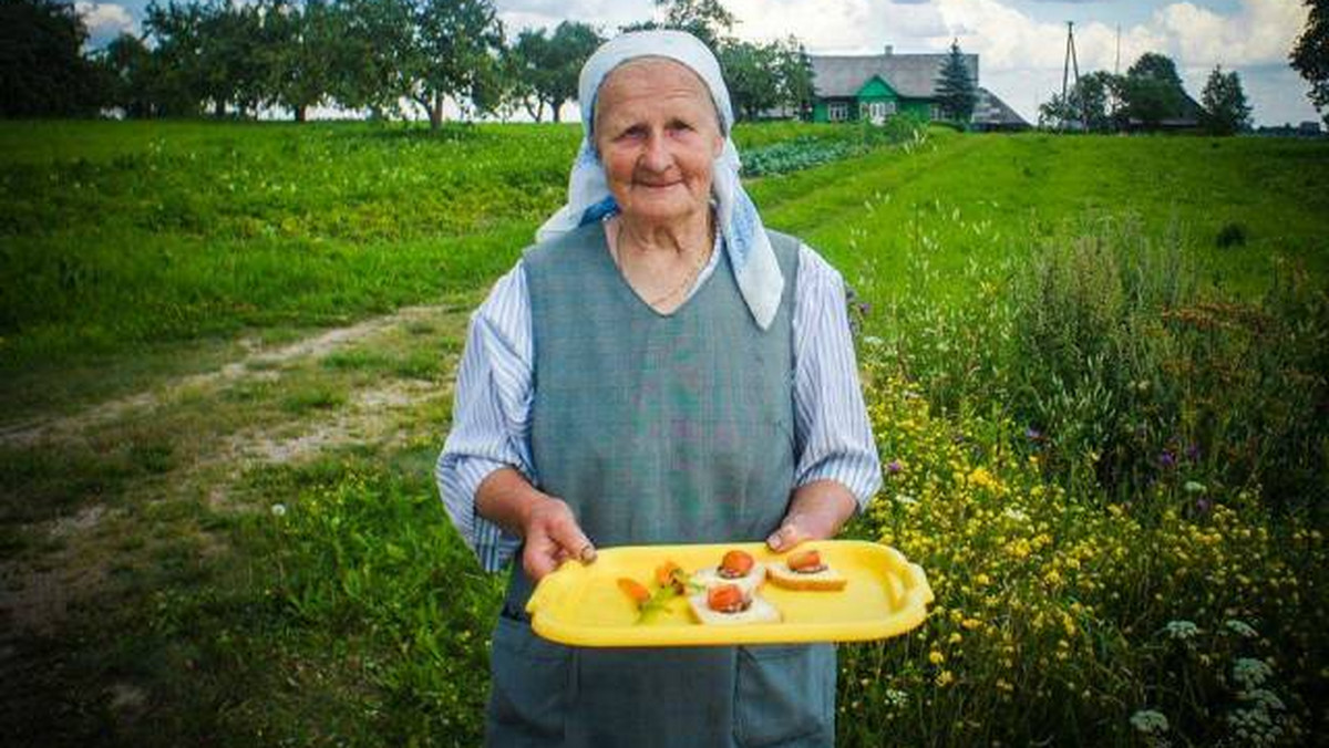 Spracowane dłonie, a w nich taca, na której leżą trzy skromne kanapki i dwie marchewki. To zdjęcie poruszyło tysiące serc i pokazało to, o czym niewiele osób pamiętało. Że na Wileńszczyźnie wciąż mieszka wielu Polaków. Mieszka w trudnych warunkach. – Tam wciąż jest Polska – mówi Wojciech Woźniak, autor zdjęcia, od którego zaczęła się akcja.