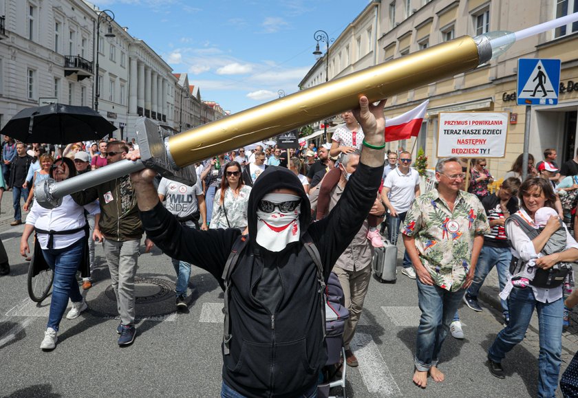 Szaleje epidemia, a oni nie chcą się szczepić. W Warszawie odbył się zlot antyszczepionkowców i wyznawców teorii spiskowych