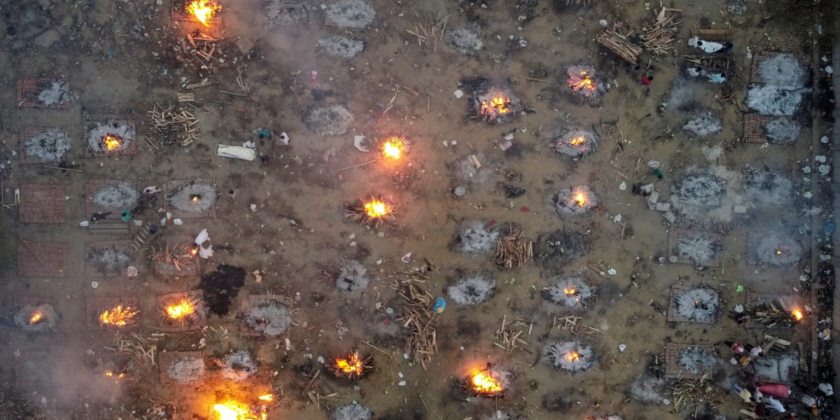 Przerażające zdjęcia z Indii. Tak, te ogniska to są... stosy z ludzkimi ciałami.