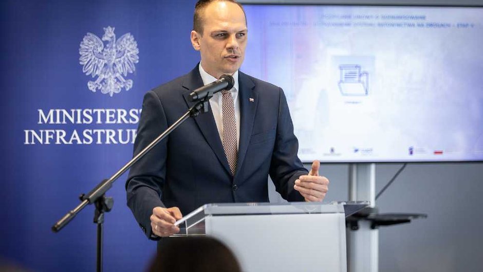 Za projekt wprowadzający nowe obowiązkowe płatne kursy reedukacyjne dla kierowców w resorcie infrastruktury odpowiada wiceminister Rafał Weber Fot. Ministerstwo Infrastruktury