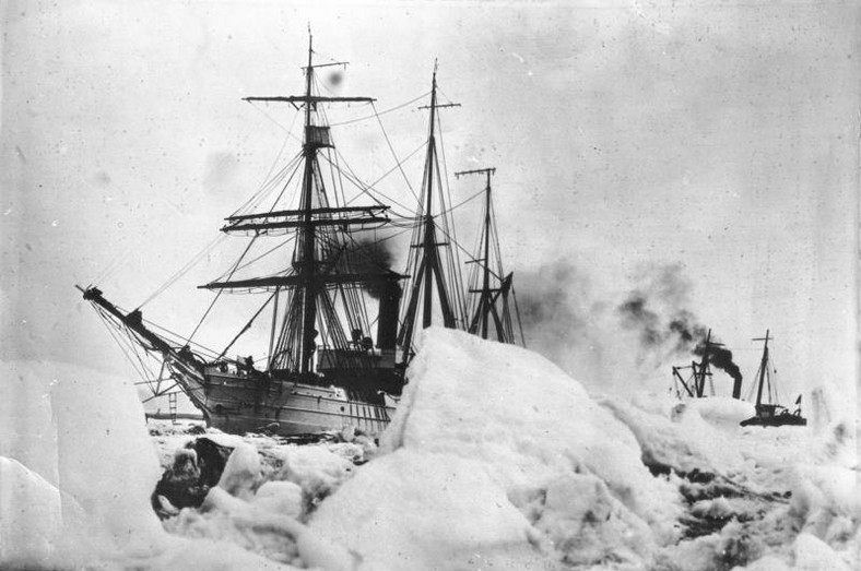 Statek ekspedycji Byrda uwięziony w lodzie na biegunie południowym, 1930 r.