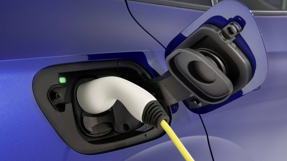 Skromne ulgi dla samochodów elektrycznych, państwo wspiera auta spalinowe