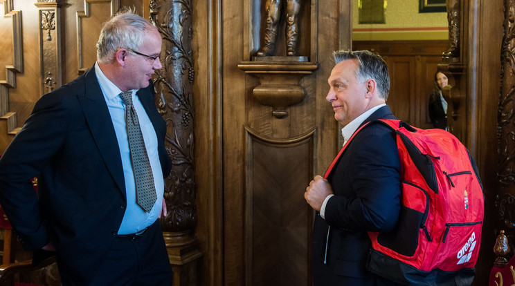 Ez a vörös zsák a legújabb darab, amit Wladár Sándortól kapott Orbán /Fotó:MTI/ Botár Gergely