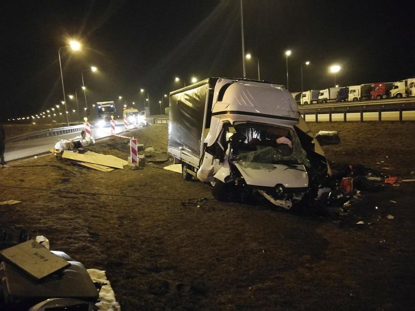 Dostawczak rozbił się na autostradzie. Są ranni