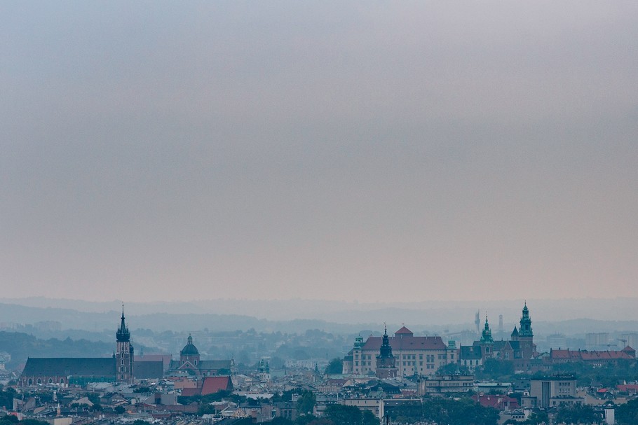 Dopuszczalne normy jakości powietrza są w Krakowie przekraczane czasem nawet przez ponad 160 dni w roku