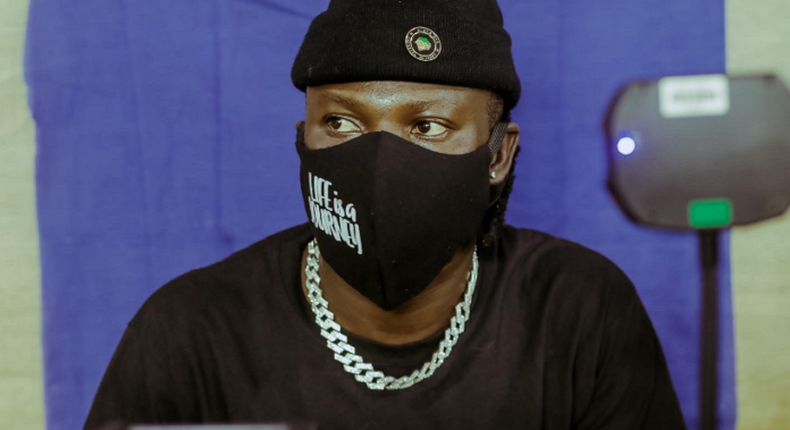 Stonebwoy registers for Voters ID