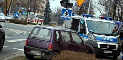 Zasnął na środku ulicy. Przechodnie zareagowali