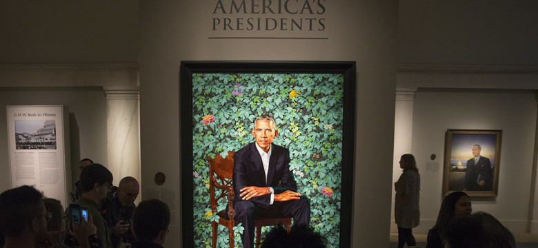 Portrecista Obamy namalował obrazy, na których Afroamerykanka ucina głowę białej kobiecie