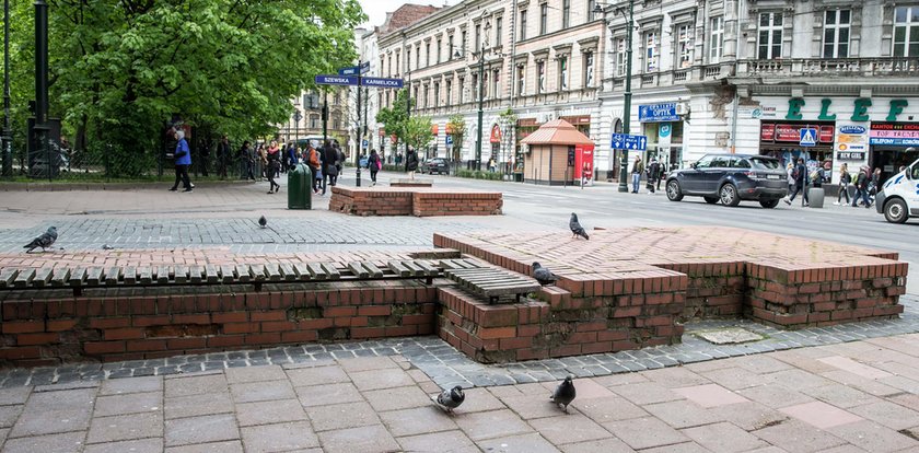 Alarm! Fragmenty Bramy Szewskiej zaczynają odpadać