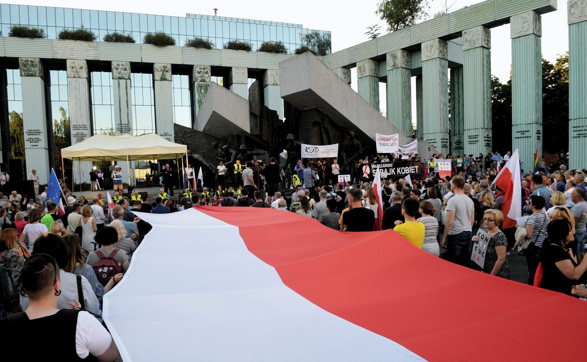 Manifestacja przeciwników reformy sądownictwa przed siedzibą Sądu Najwyższego w Warszawie