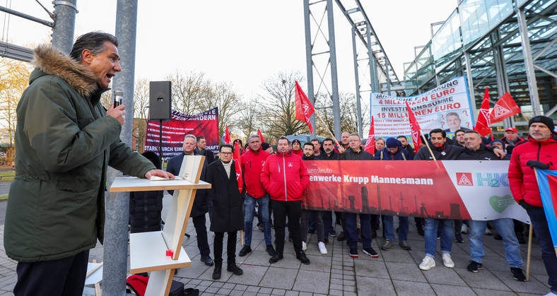 Protest członków związku zawodowego IG Metall reprezentującego pracowników przemysłu metalowego w Bochum, Niemcy, 2 lutego 2024 r.