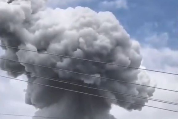(VIDEO) EKSPLOZIJA SRAVNILA ZGRADU SA ZEMLJOM, POGINULO 45 LJUDI! Objavljeni jezivi snimci, među stradalima i DECA