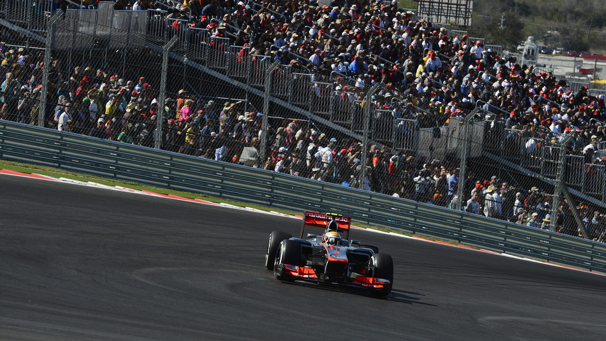 Sebastian Vettel nie zdołał zapewnić sobie trzeciego z rzędu mistrzostwa świata podczas GP USA na torze Austin. Kierowca Red Bulla długo utrzymywał się na pierwszej pozycji, ale ostatecznie musiał uznać wyższość Brytyjczyka Lewisa Hamiltona, który zwyciężył zmagania w Stanach Zjednoczonych. Vettel ostatecznie zakończył na drugim miejscu, a jego największy rywal Fernando Alonso był trzeci. Dzięki temu przewaga niemieckiego kierowcy wzrosła do 13 punktów. Tytuł mistrzowski zapewnił sobie natomiast zespół Red Bulla, który po raz trzeci z rzędu okazał się najlepszy wśród konstruktorów.