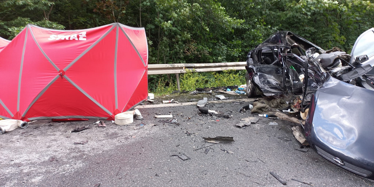 Tragiczny wypadek na DK8. pomiędzy miejscowościami Bardo i Dębowina (Dolny Śląsk). Dwie osoby zginęły na miejscu, dwie kolejne trafiły do szpitala.