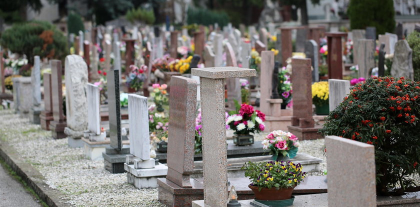 Skandal na cmentarzu w Dębnie. "Ktoś dołożył zmarłego". Teraz ludzie pilnują grobów