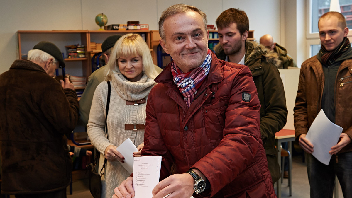 Wojciech Szczurek kolejny raz zostawił kontrkandydatów w dalekim tyle. Według wstępnych wyników Państwowej Komisji Wyborczej, urzędujący od 16 lat prezydent Gdyni uzyskał w niedzielę 79,01 proc. głosów i będzie rządził portowym miastem przez kolejne cztery lata.
