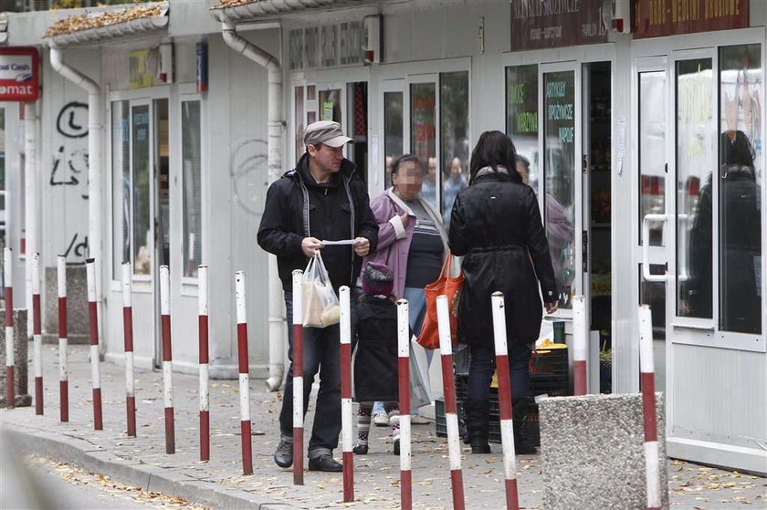 Więckiewicz z kartką na zakupach