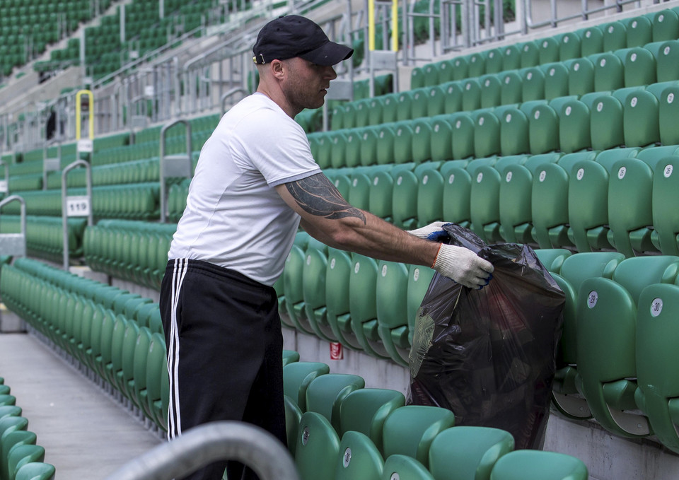 Więźniowie posprzątali wrocławski stadion