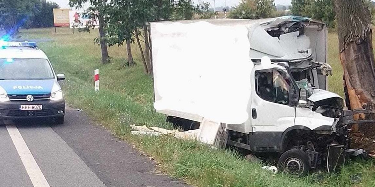 Kabina była doszczętnie zmiażdżona. Tkwił w niej kierowca. Tragedia pod Zgierzem.