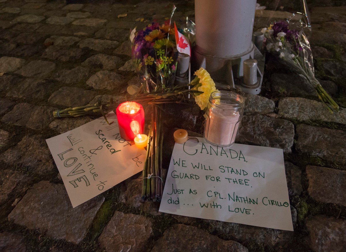 Kwiaty i znicze na miejscu strzelaniny