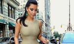 Szczupła Kim w beżowej sukience