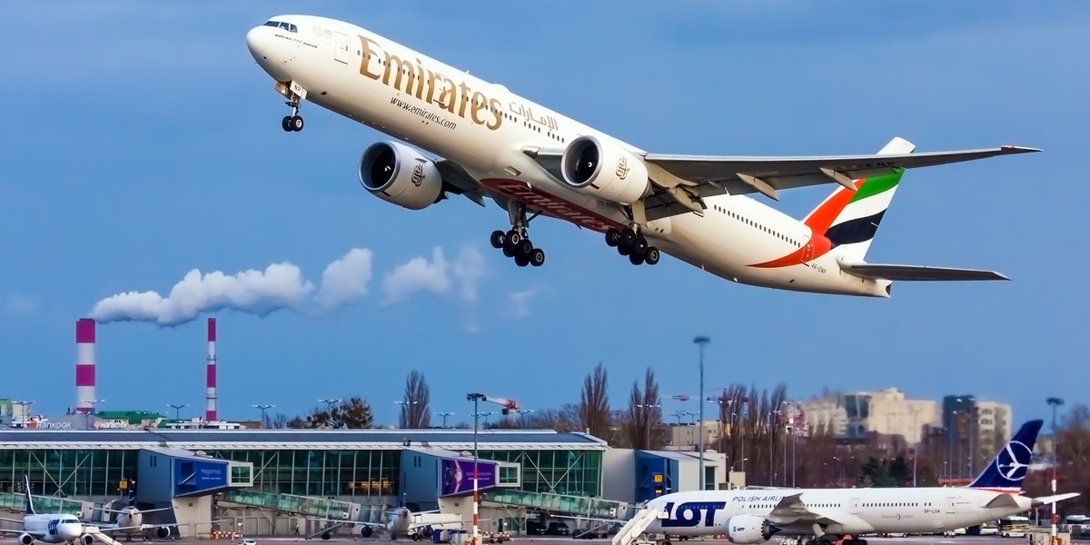 Emirates 4 września wznowiły połączenia między Warszawą i Dubajem. I choć od 30.09. Zjednoczone Emiraty Arabskie zostały objęte zakazem lotów, przewoźnik nadal może przewozić pasażerów. Umożliwiło to wprowadzenie dodatkowych procedur, w tym wymóg aktualnego testu na COVID-19 u wszystkich pasażerów na pokładach samolotów. 