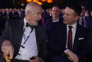 Janusz Korwin-Mikke i Sławomir Mentzen na kongresie partii KORWiN w 2022 r.