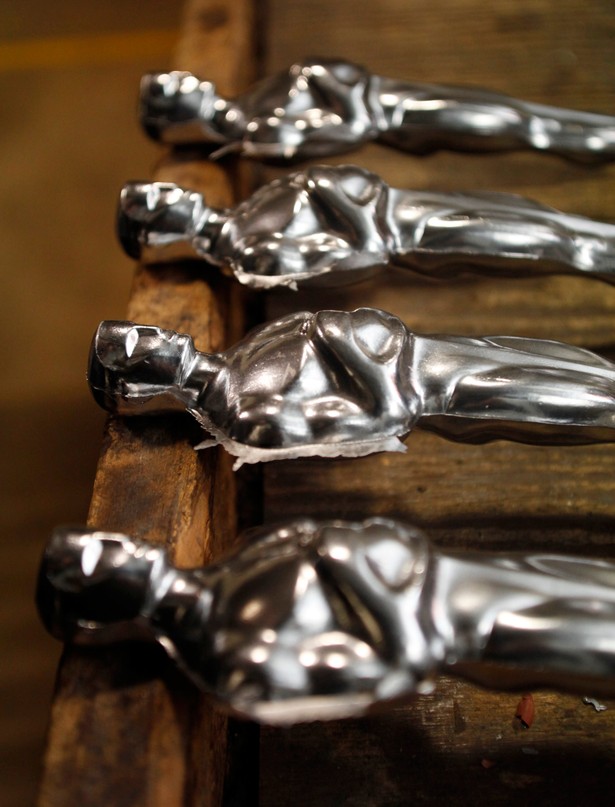 Produkcja statuetek Oscarów w fabryce R.S. Owens & Co. w Chicago
