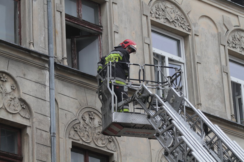 strażak podczas akcji ratunkowej