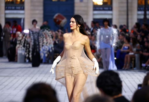 Kendall Jenner pucérruhában, Gigi Hadid lóháton vonult a Vogue World világra szóló fesztiválján