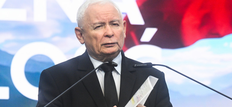 Nagłe wystąpienie Kaczyńskiego na Nowogrodzkiej. Pokazał notatkę