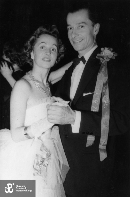 Zofia Ścibor-Rylska, zwyciężczyni konkursu na królową balu noworocznego, tańcząca z mężem; 1958 rok