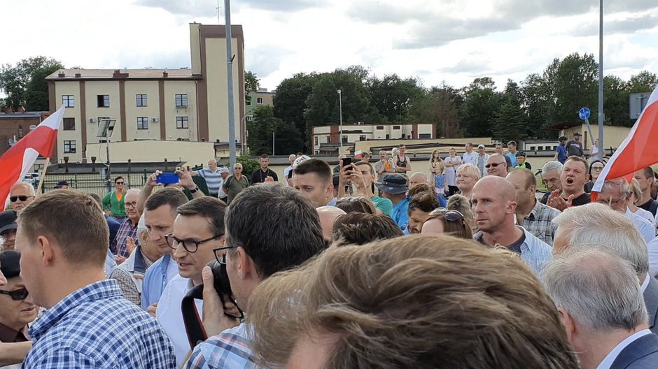 Wizyta premiera w Tczewie. Przyszli zwolennicy i przeciwnicy rządu