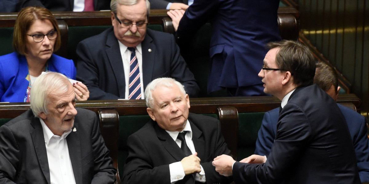 Spada poparcie dla partii Jarosława Kaczyńskiego. 