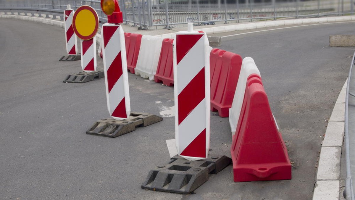 Konsorcjum Polimex – Mostostal złożyło pozew przeciwko Skarbowi Państwa - Generalnej Dyrekcji Dróg Krajowych i Autostrad o zapłatę kar umownych w wysokości 177 mln zł, z czego 79 mln zł dla spółki, podał Polimex.