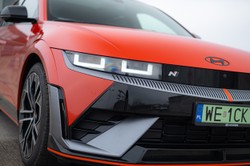 To najtańszy taki samochód na rynku. Ma 650 KM i funkcje jak z gry