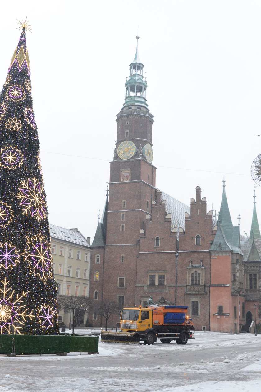 Pługopiaskarka pod wrocławskim Ratuszem