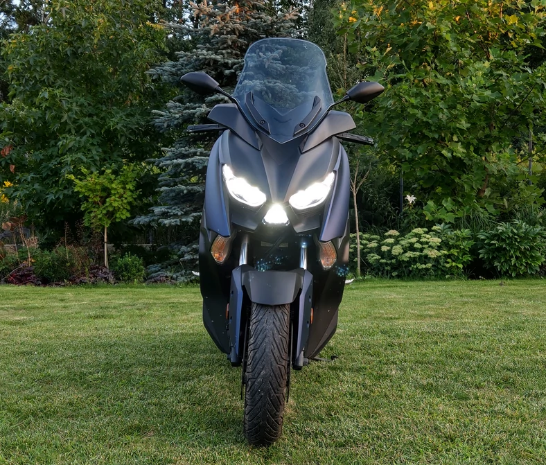 Yamaha Xmax 400 przednie reflektory LED w akcji