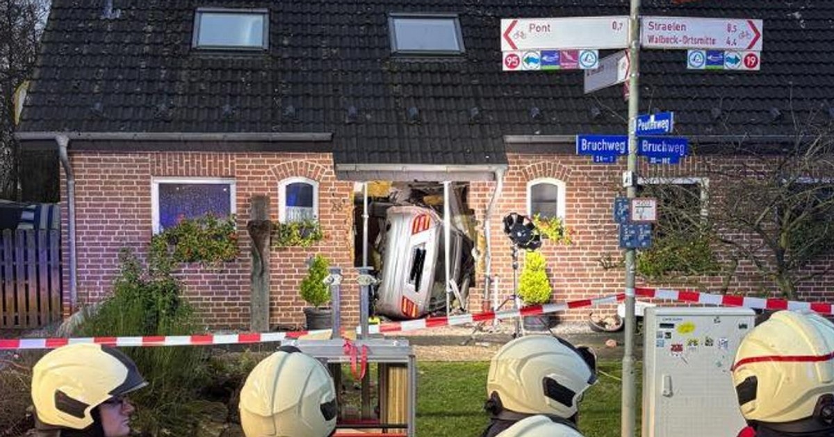 To prawdziwy "mistrz parkowania". 22-latek wjechał mercedesem do cudzego domu