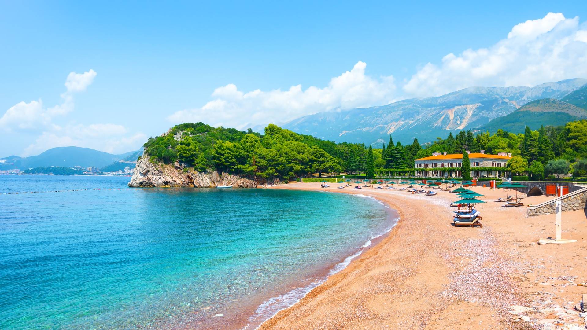 Nekad su tu letovale svetske face, a sad prodaju ćevape i pivo za evro: svađa oko toga ko sme da odmara na najlepšoj plaži u Crnoj Gori  