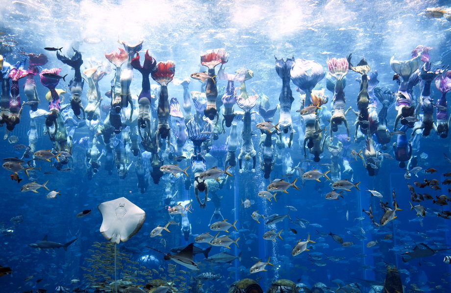 110 nurków bierze udział w największym na świecie, syrenim show. 28 kwietnia 2021 r., wyspa Hajnan.