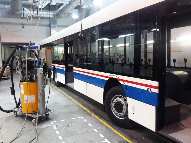 Stanowisko montażu okien. Stąd autobusy przechodzą do montażu końcowego.