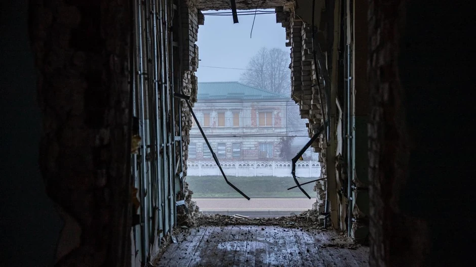 Posledice ruskog napada dronom na jednu od stanica na putu do Kramatorska | Foto: Matthew Goddard/BBC