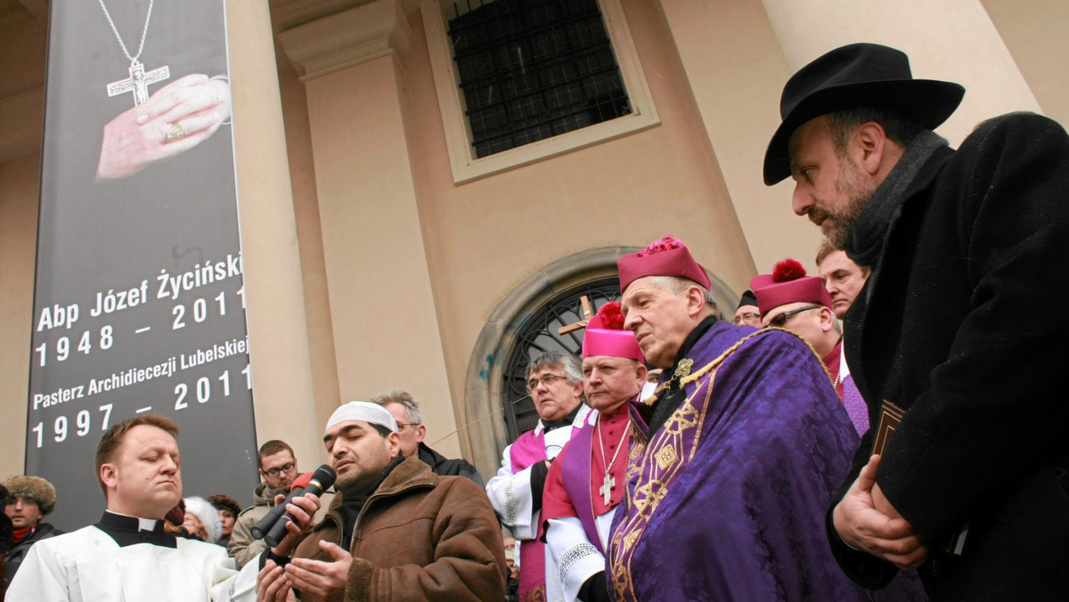 Pogrzeb abp. Józefa Życińskiego przejdzie do historii, nie tylko ze względu na dziesiątki tysięcy ludzi w nim uczestniczących. Oto kondukt żałobny z kościoła Katolickiego Uniwersytetu Lubelskiego do katedry lubelskiej prowadzili ksiądz i rabin: lubelski biskup pomocniczy Mieczysław Cisło i naczelny rabin Polski Michael Schudrich. Szli przez centrum Lublina: Alejami Racławickimi i Krakowskim Przedmieściem.