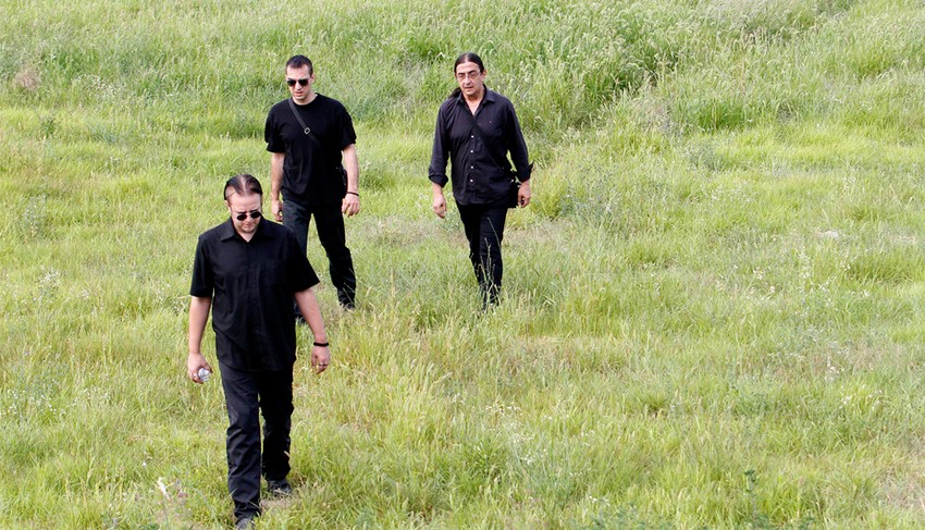 Porodica Marjanović na nasipu u Crvenki gde je Jelena ubijena