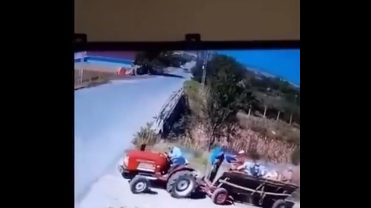 Automobil rastavio traktor na pola