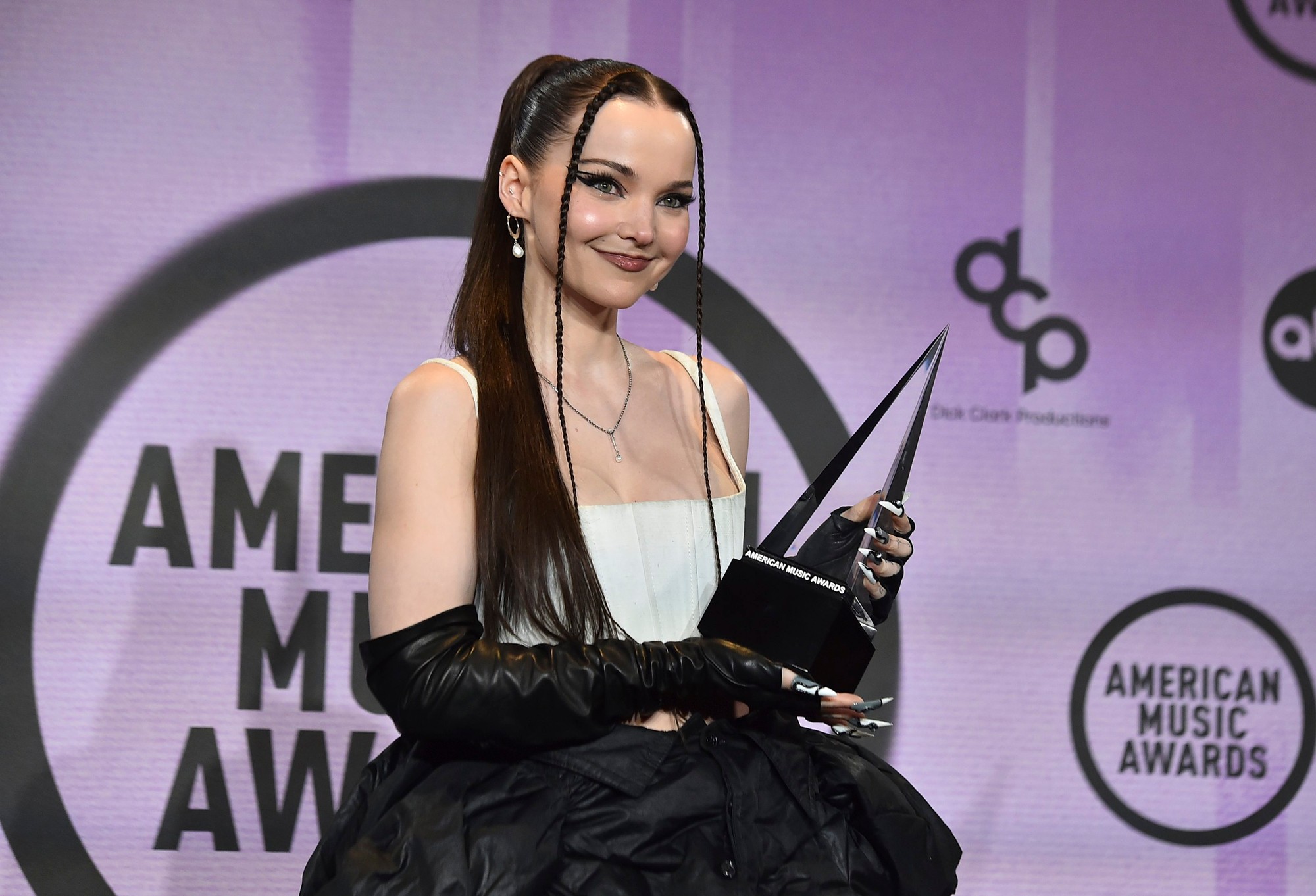 Speváčka Dove Cameron. 