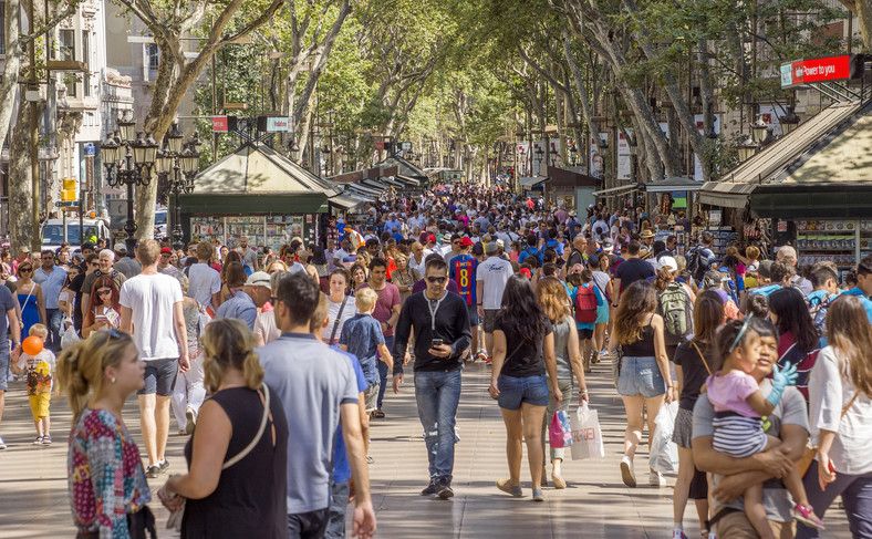 Turyści na deptaku Ramblas, Barcelona.