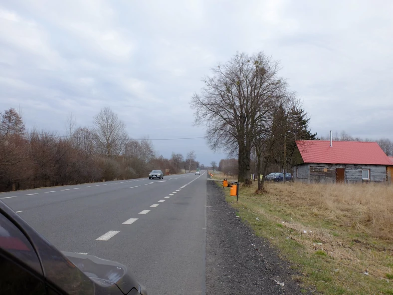 O stojącej tu kiedyś kolejce aut ciężarowych czekających na odprawę na granicy polsko-ukraińskiej świadczą obecnie tylko ustawione przy drodze kosze na śmieci