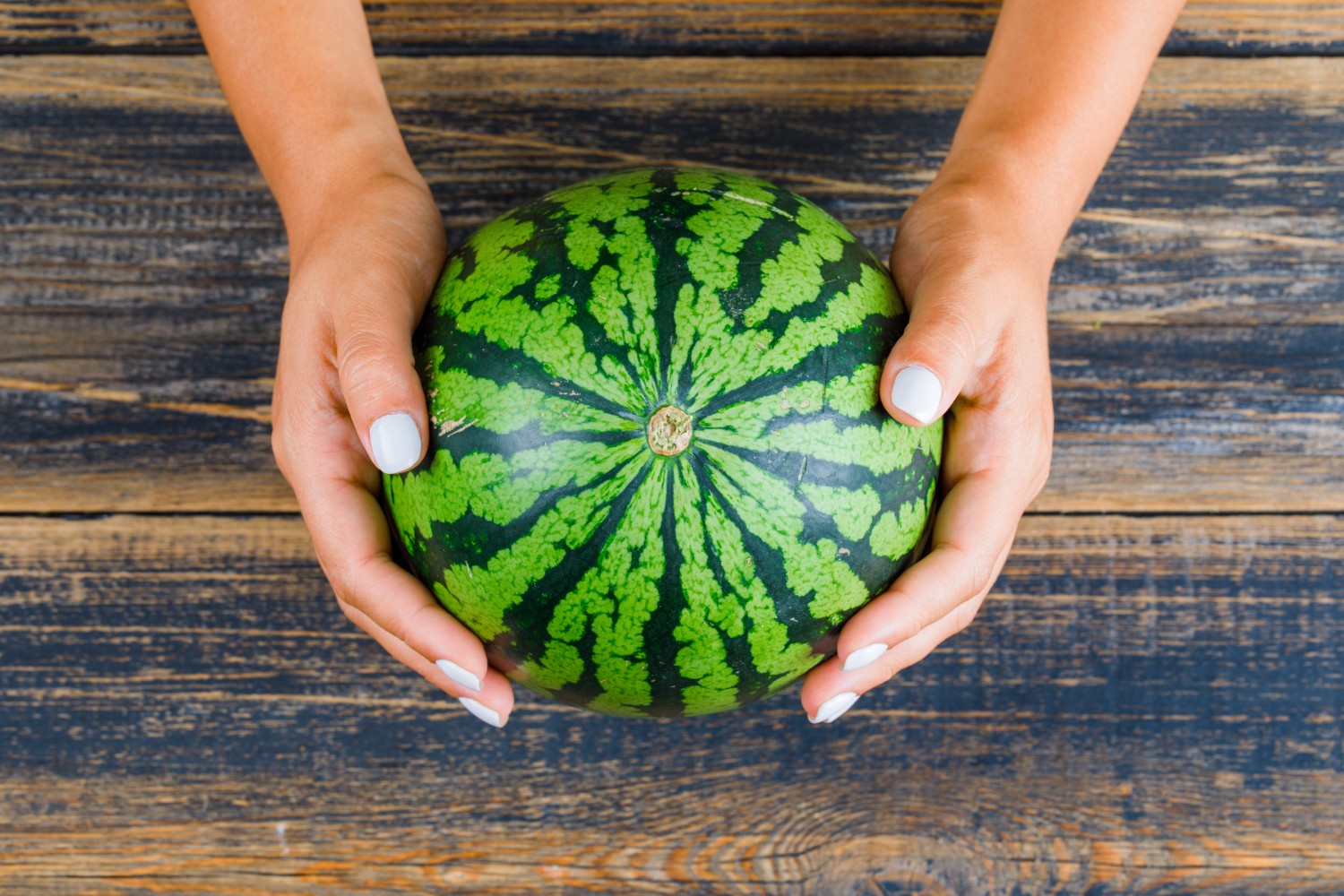 Celý melón je podľa odborníkov bezpečnejšou voľbou, pretože jeho dužinu až do rozkrojenia chráni hrubá šupka pred možnou kontamináciou.